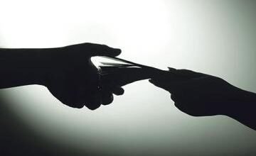 अधिकारियों की गिरफ़्तारी