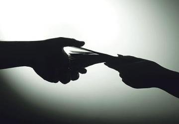 अधिकारियों की गिरफ़्तारी