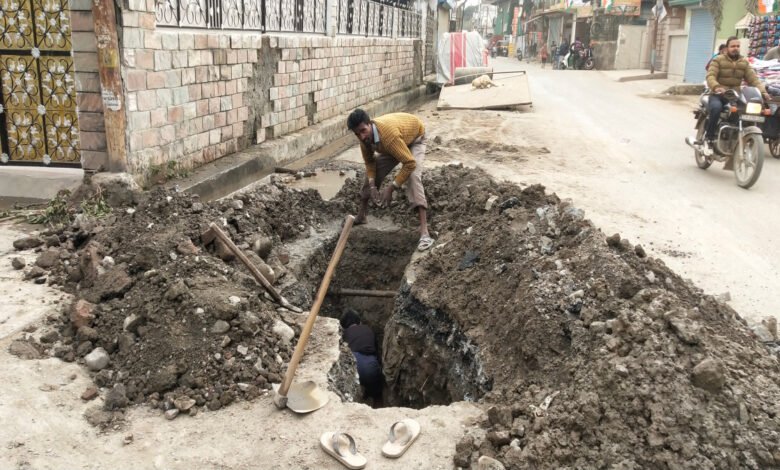 सड़कें बनी खुदाई का शिकार