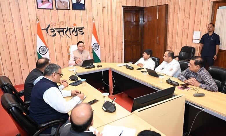 बादल फटने के बाद सीएम धामी ने अधिकारियों के साथ की बैठक