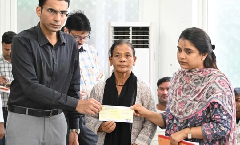 आर्थिक सहायता का उपभोग नहीं, इन्वेस्ट कर जीवन बनाए खुशहाल, DM की लाभार्थियों से अपील