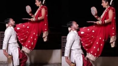 The bride sat on her husband's chest and worshipped the moon, a unique style.