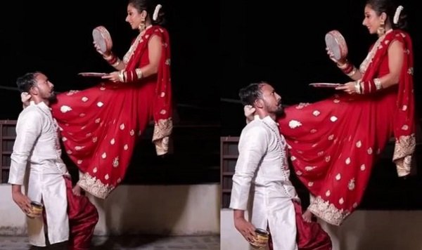 The bride sat on her husband's chest and worshipped the moon, a unique style.