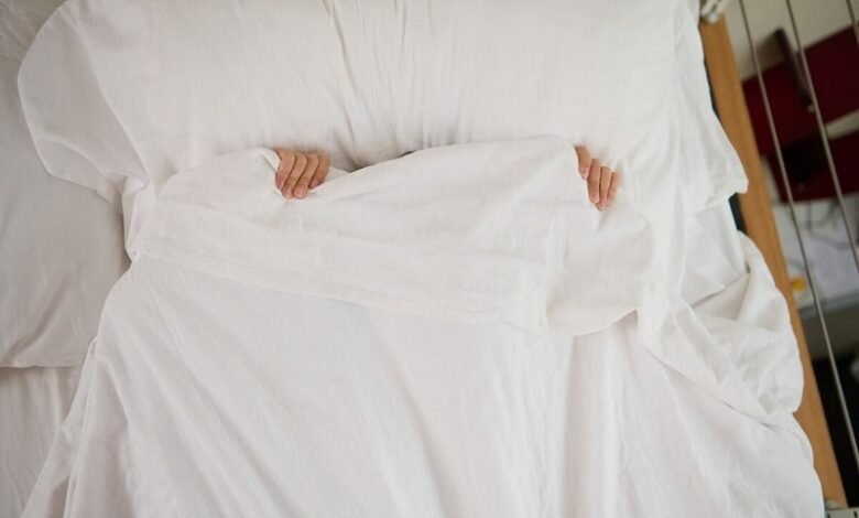 You cannot sleep without a bedsheet. Know the connection of this habit with psychology.